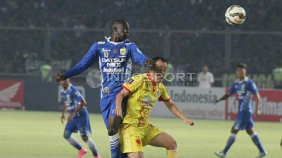 Makan Konate berduel dengan Yu Hyunkoo.